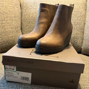 Crown Vintage Women's Brown Ankle Boots- size 9